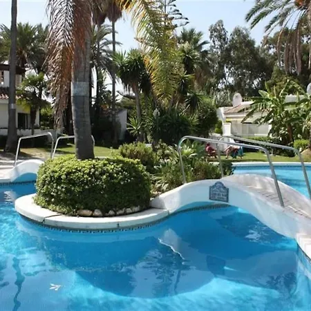 Beachfront Development With Tropical Gardens. Appartement Marbella